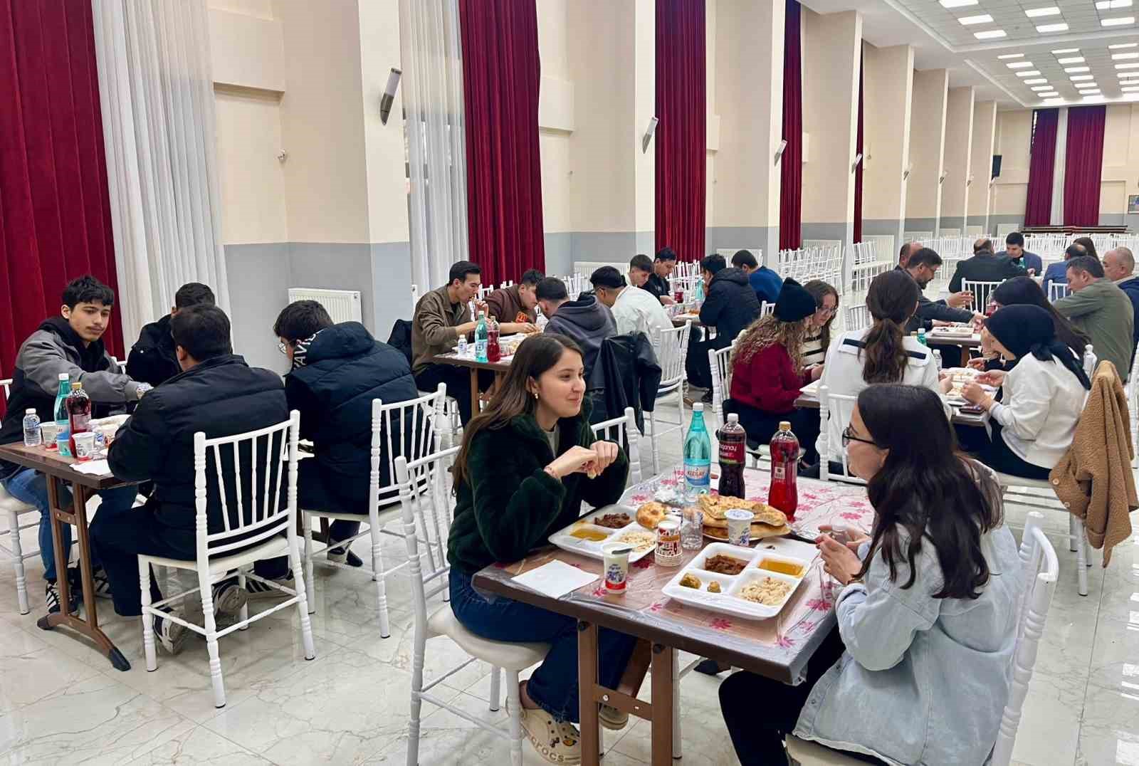 Dumlupınar Kaymakamı Teltik, iftar bereketini üniversite öğrencileriyle paylaştı
