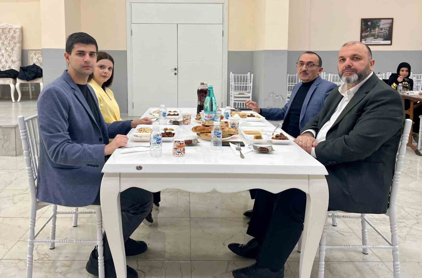 Dumlupınar Kaymakamı Teltik, iftar bereketini üniversite öğrencileriyle paylaştı
