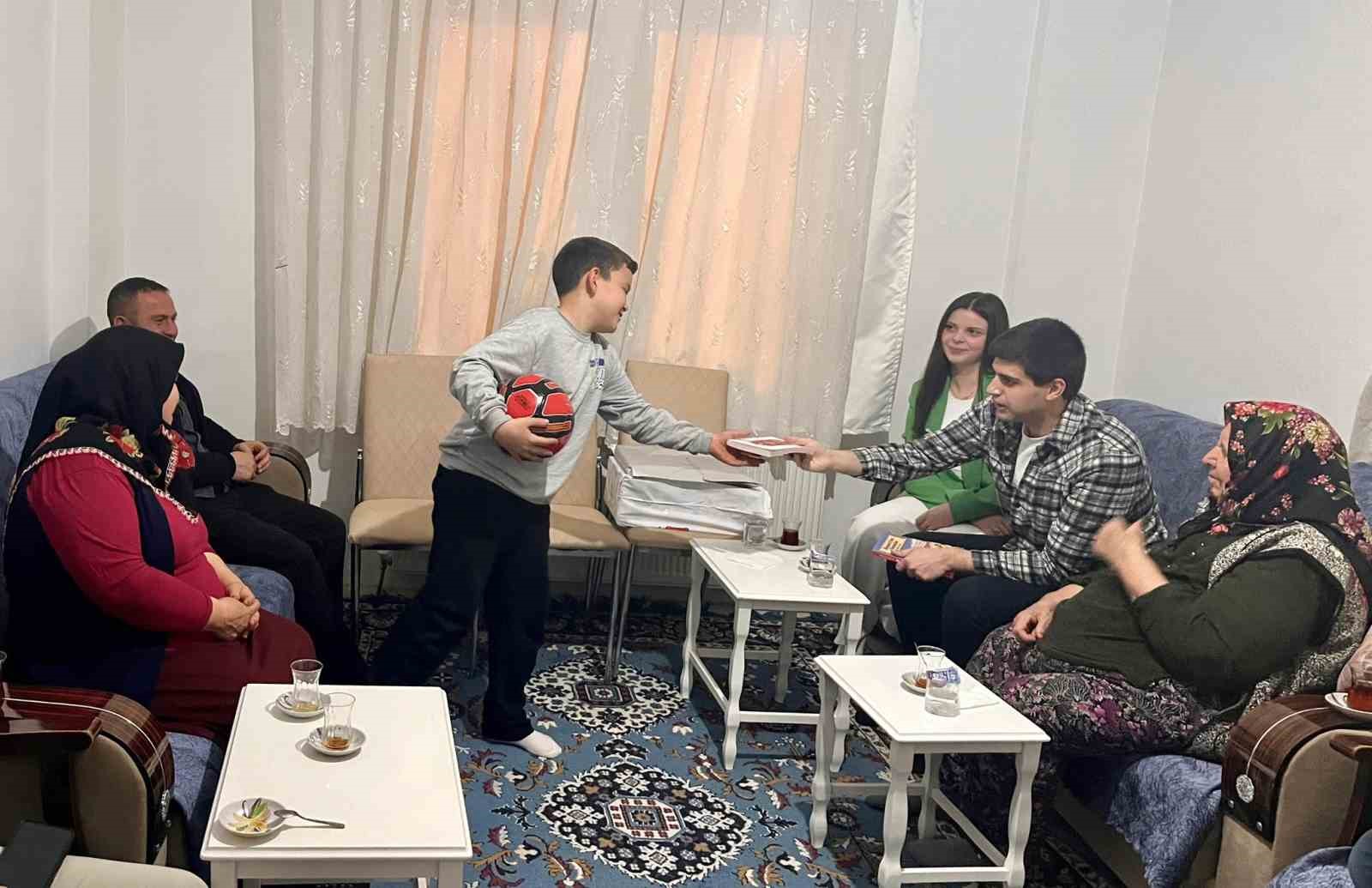 Dumlupınar Kaymakamı Teltik, iftarını şehit ailesiyle açtı
