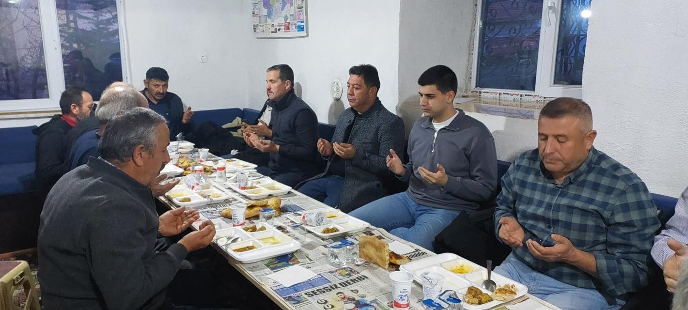 Dumlupınar Kaymakamı Teltik, muhtarlarla iftar yemeğinde bir araya geldi
