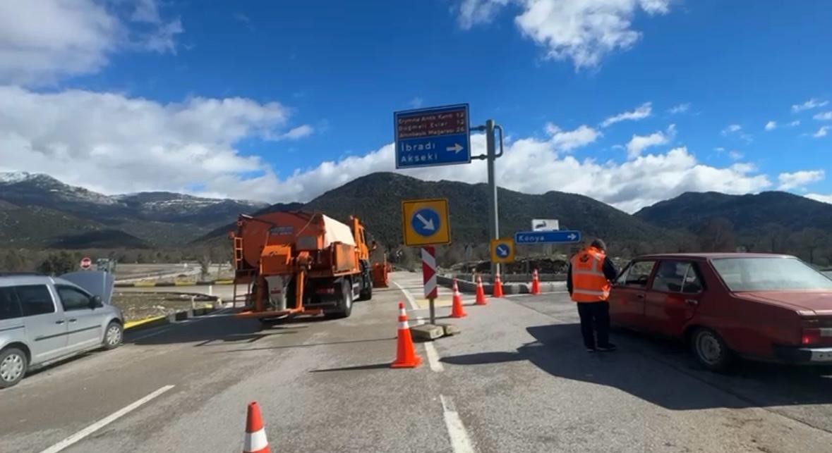 Dün yağan sağanak karayolunu göle döndürdü
