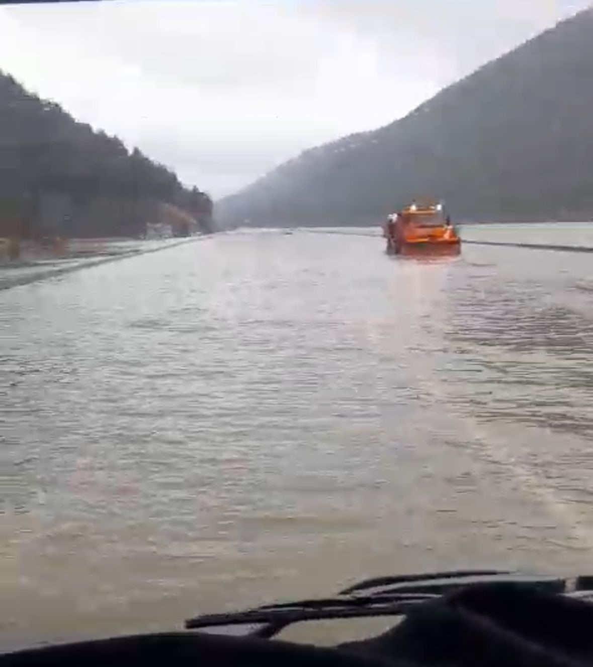 Dün yağan sağanak karayolunu göle döndürdü
