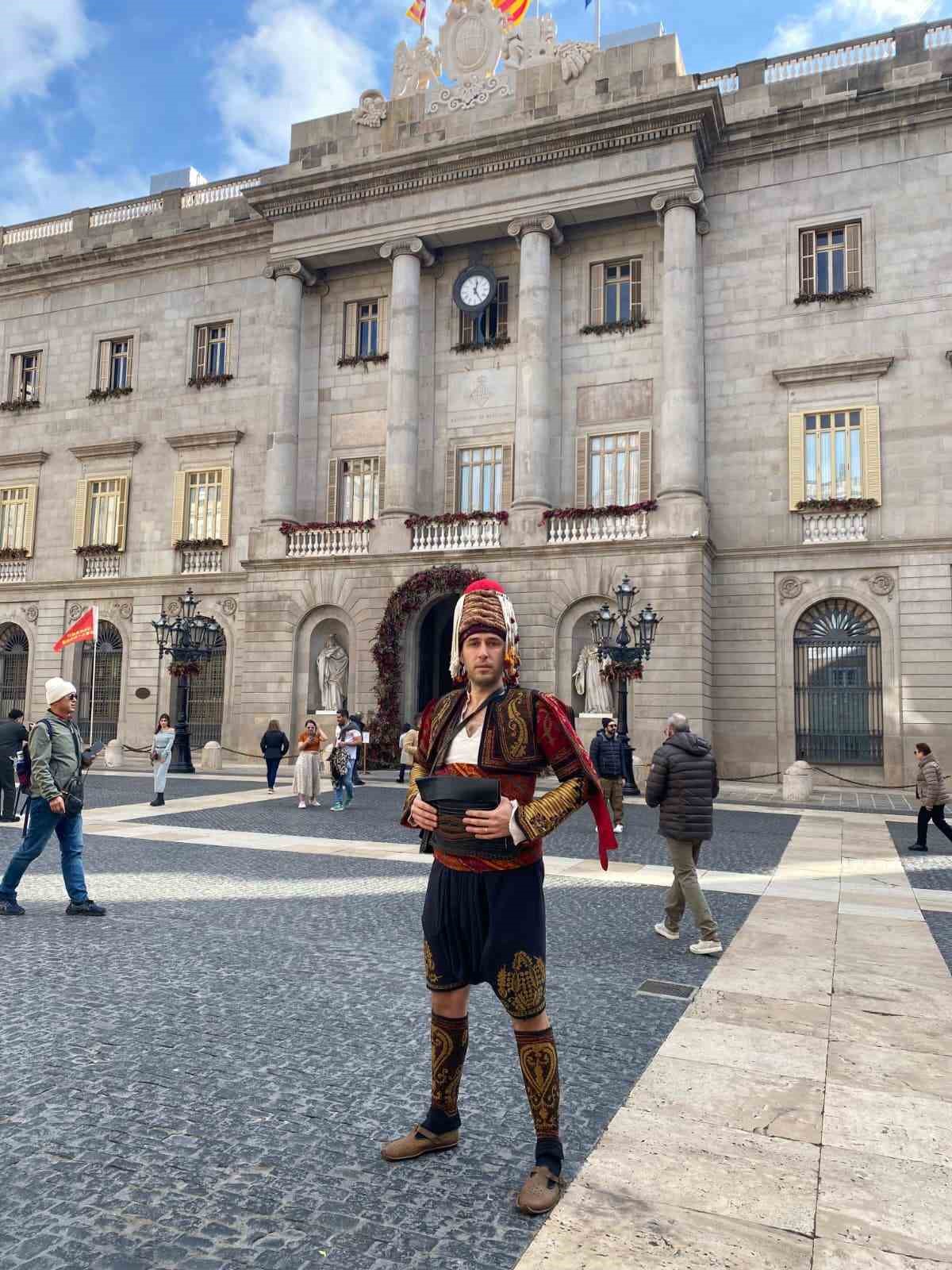 Dünya meydanlarında bir ’Efe’: Ege’nin zeybeğini Avrupa’ya taşıdı
Dünya meydanlarında bir ’Efe’: Ege’nin zeybeğini Avrupa’ya taşıdı