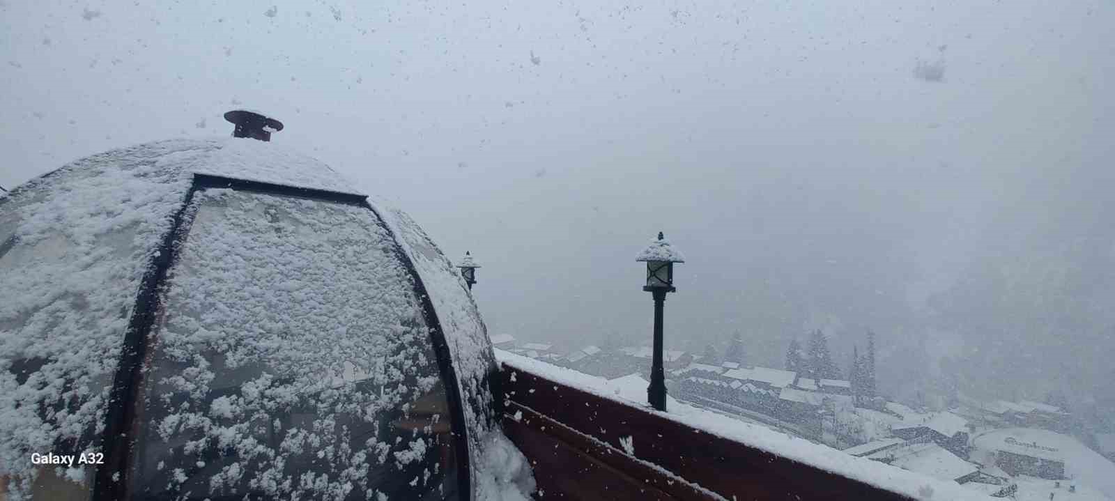 Dünyaca ünlü Ayder Yaylası’nda kar etkisini sürdürüyor
