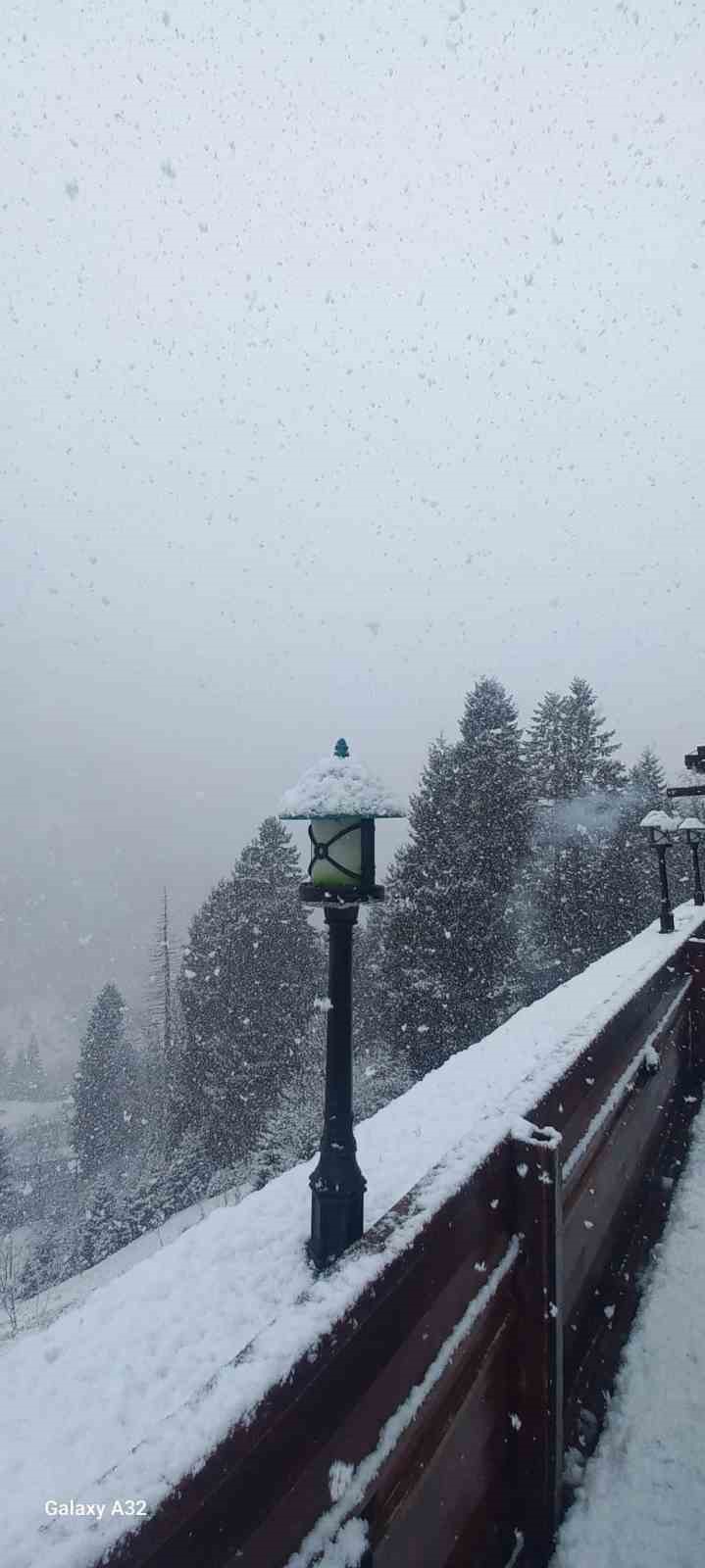 Dünyaca ünlü Ayder Yaylası’nda kar etkisini sürdürüyor
