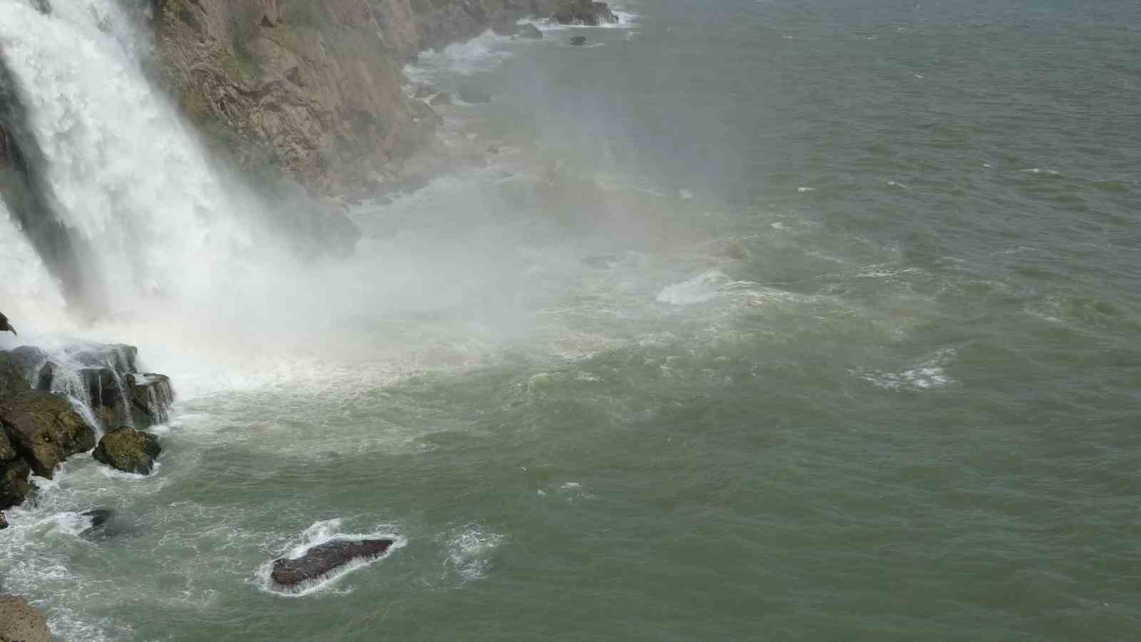 Dünyaca ünlü şelale, yağmur sonrası denizi kahverengiye bürüdü
