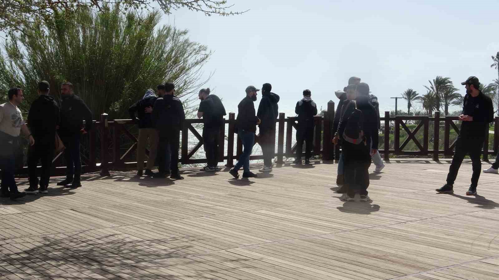 Dünyaca ünlü şelale, yağmur sonrası denizi kahverengiye bürüdü
