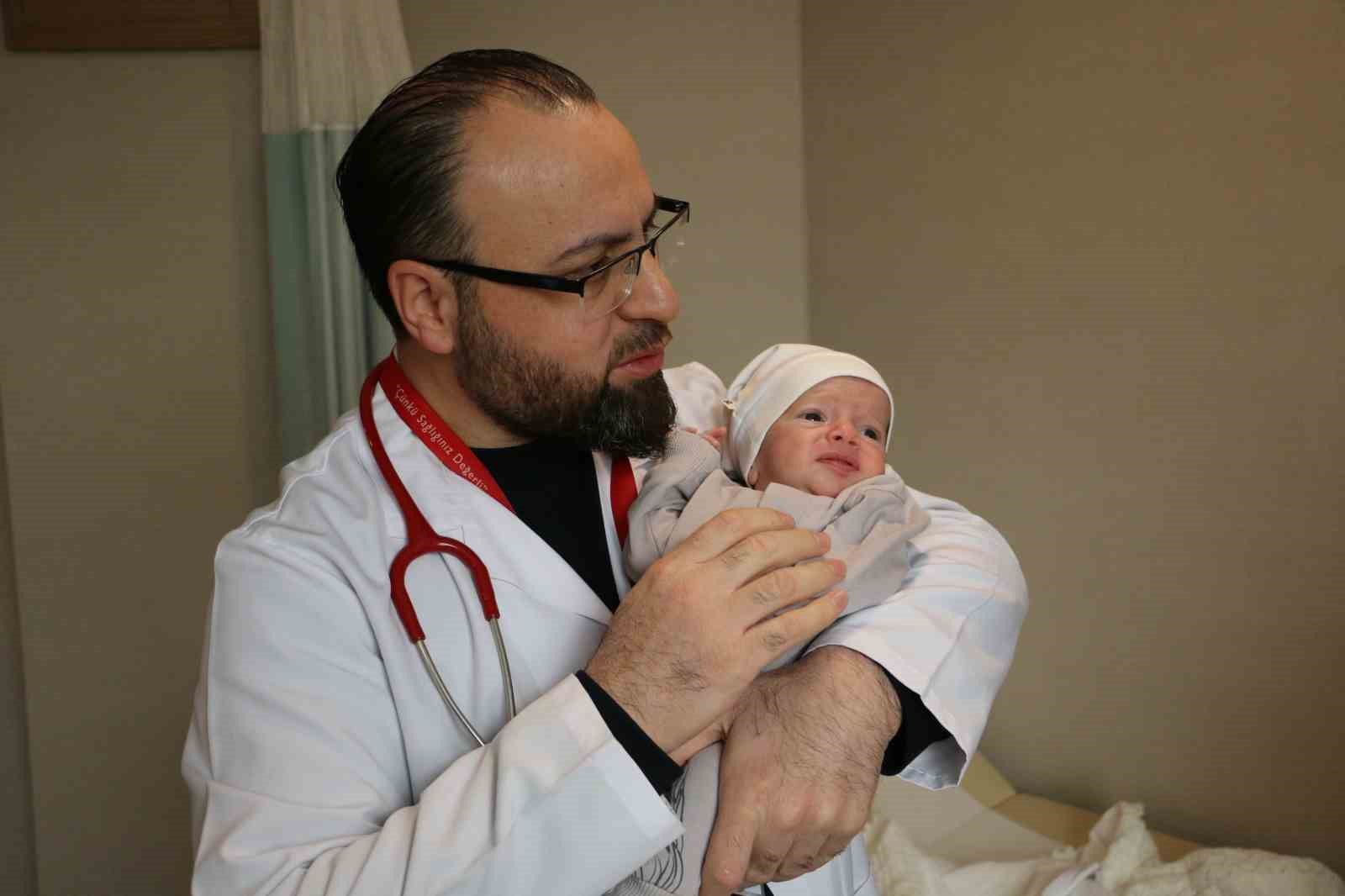 Dünyada 5 binde bir görülüyor: Yemek borusu kapalı doğan bebek, ameliyat ile sağlığına kavuştu
