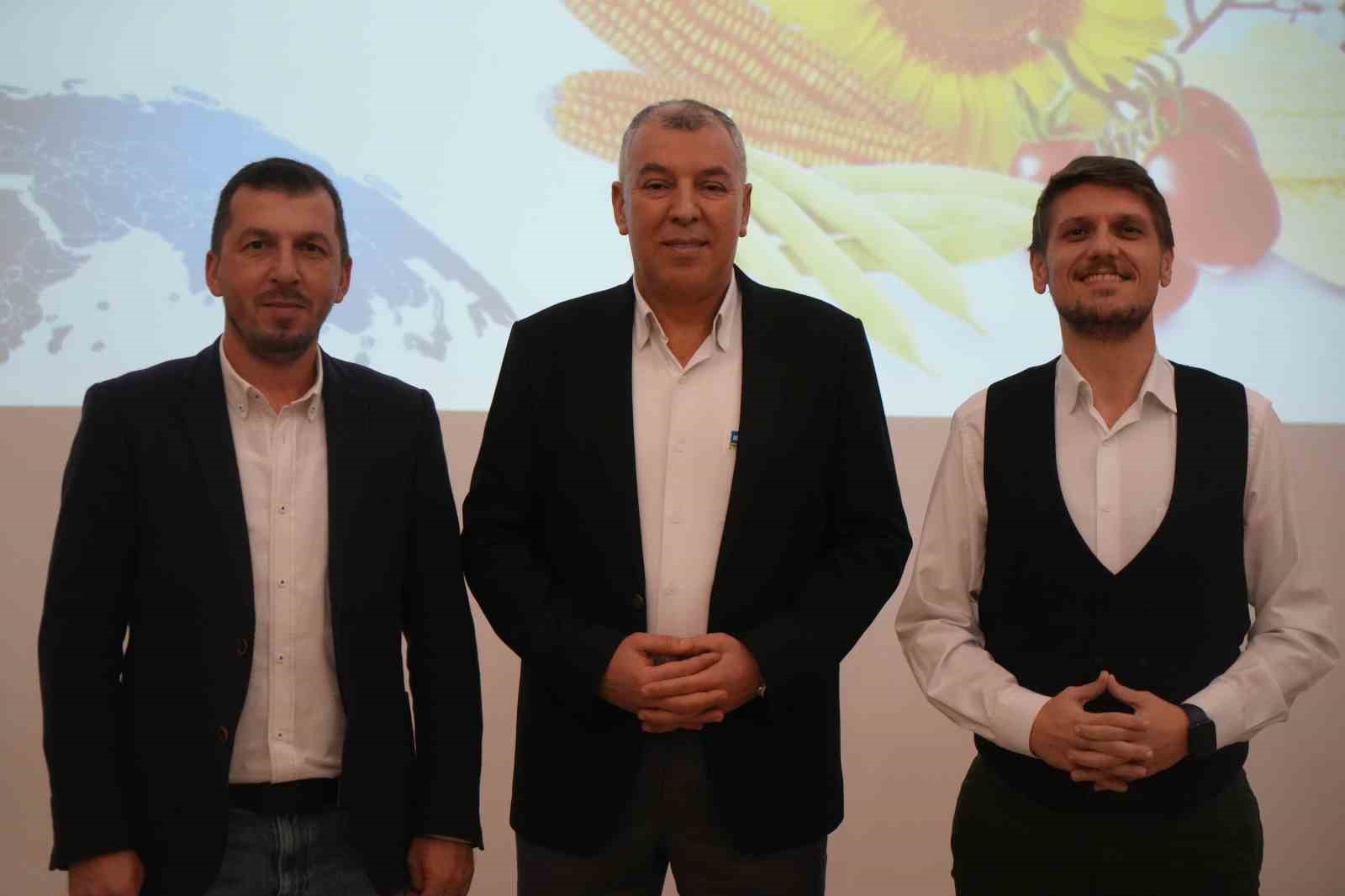 Dünyanın dört bir yanına tohum ihraç eden firmadan Samsun’da çiftçilere eğitim
Dünyanın dört bir yanına tohum ihraç eden firmadan Samsun’da çiftçilere eğitim