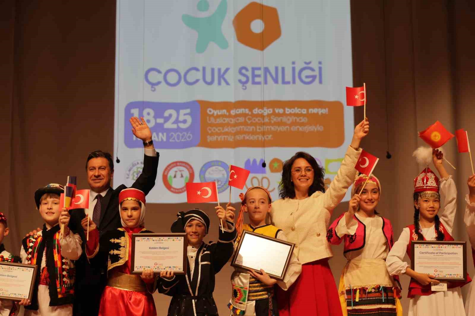 Dünyanın dört bir yanından gelen çocuklar Menteşe sahnesinde dans etti
