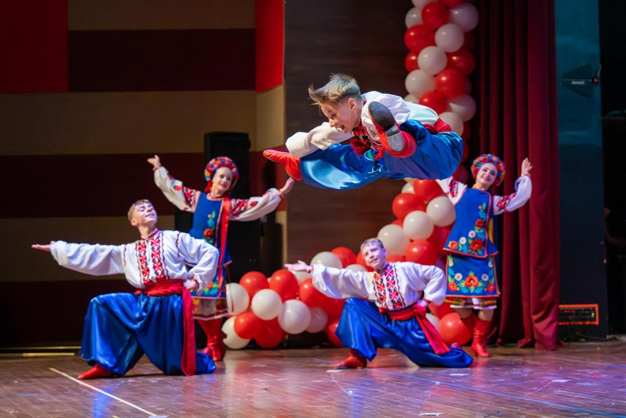 Dünyanın dört bir yanından gelen çocuklar Menteşe sahnesinde dans etti
