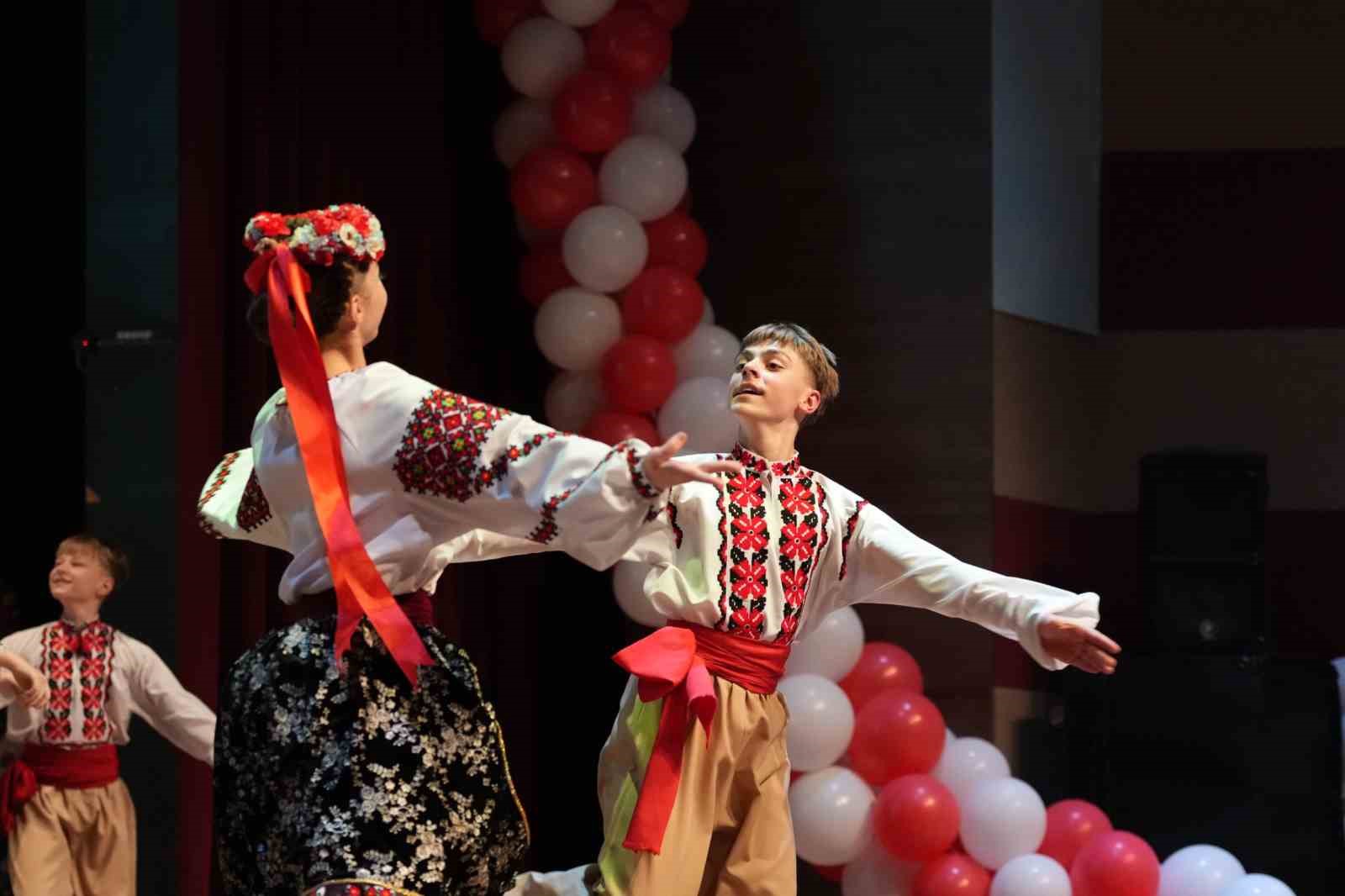 Dünyanın dört bir yanından gelen çocuklar Menteşe sahnesinde dans etti
