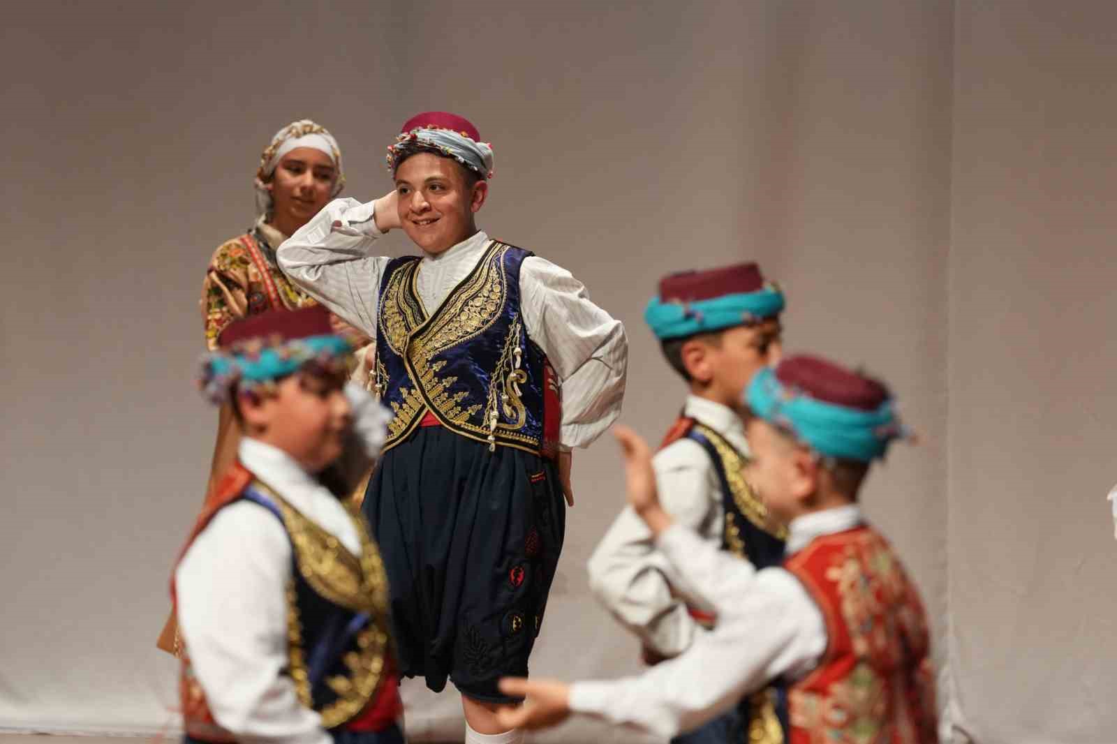 Dünyanın dört bir yanından gelen çocuklar Menteşe sahnesinde dans etti
