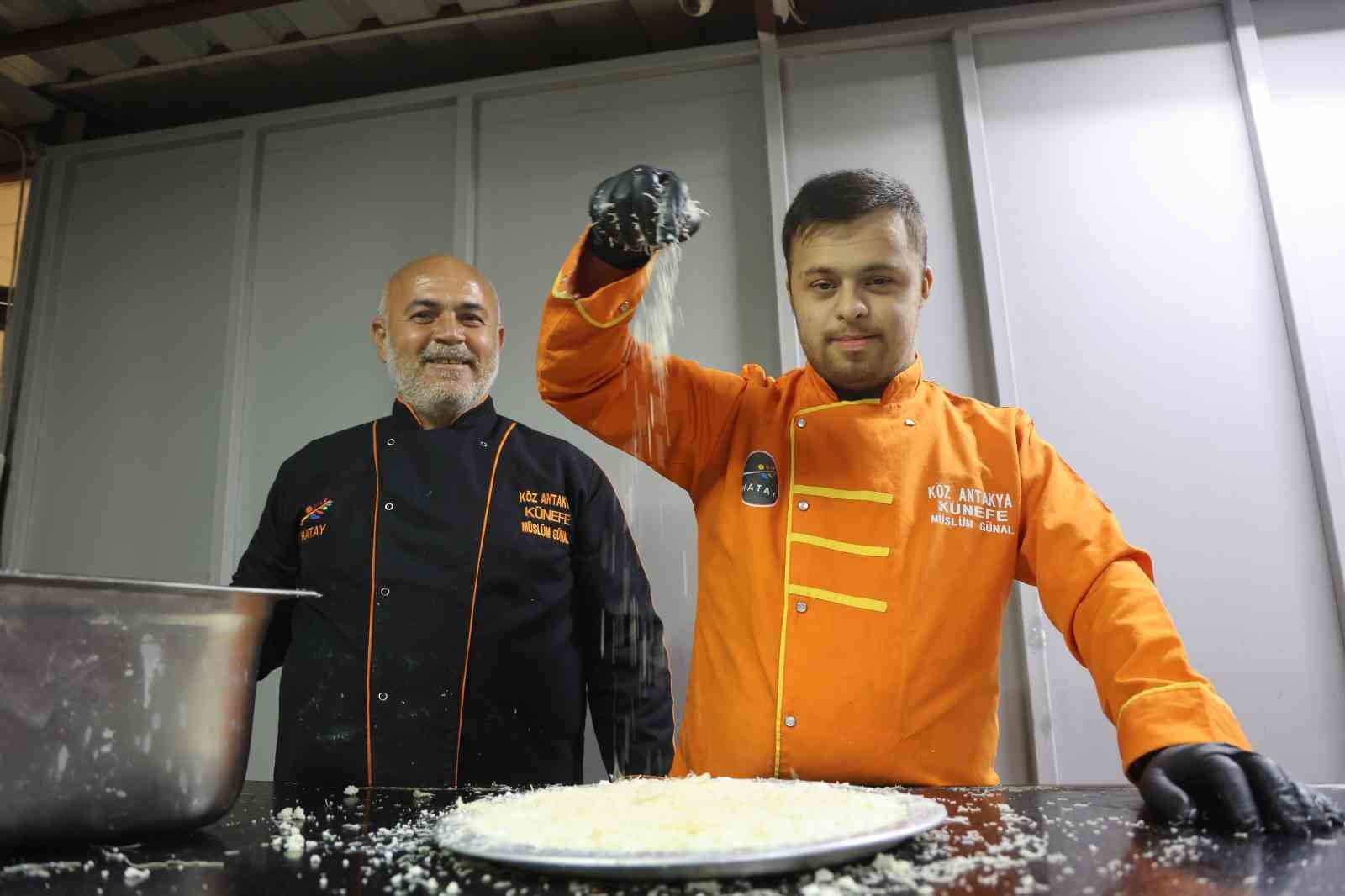 Dünyanın en iyi tatlısı seçilen ‘Antakya Künefesi’ down sendromlu Mehmet’in ellerinde tat buluyor
Dünyanın en iyi tatlısı seçilen ‘Antakya Künefesi’ down sendromlu Mehmet’in ellerinde tat buluyor