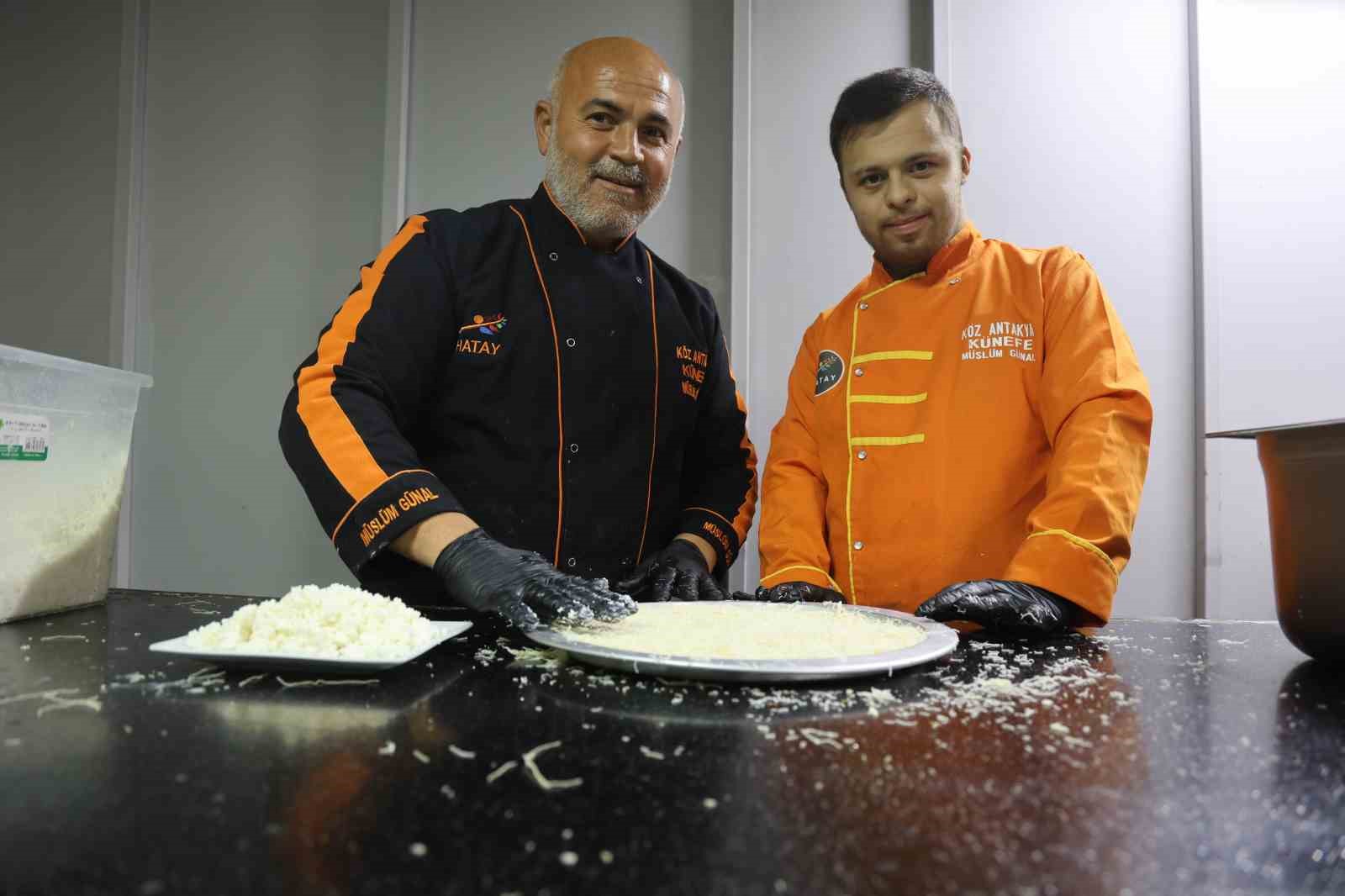 Dünyanın en iyi tatlısı seçilen ‘Antakya Künefesi’ down sendromlu Mehmet’in ellerinde tat buluyor
Dünyanın en iyi tatlısı seçilen ‘Antakya Künefesi’ down sendromlu Mehmet’in ellerinde tat buluyor