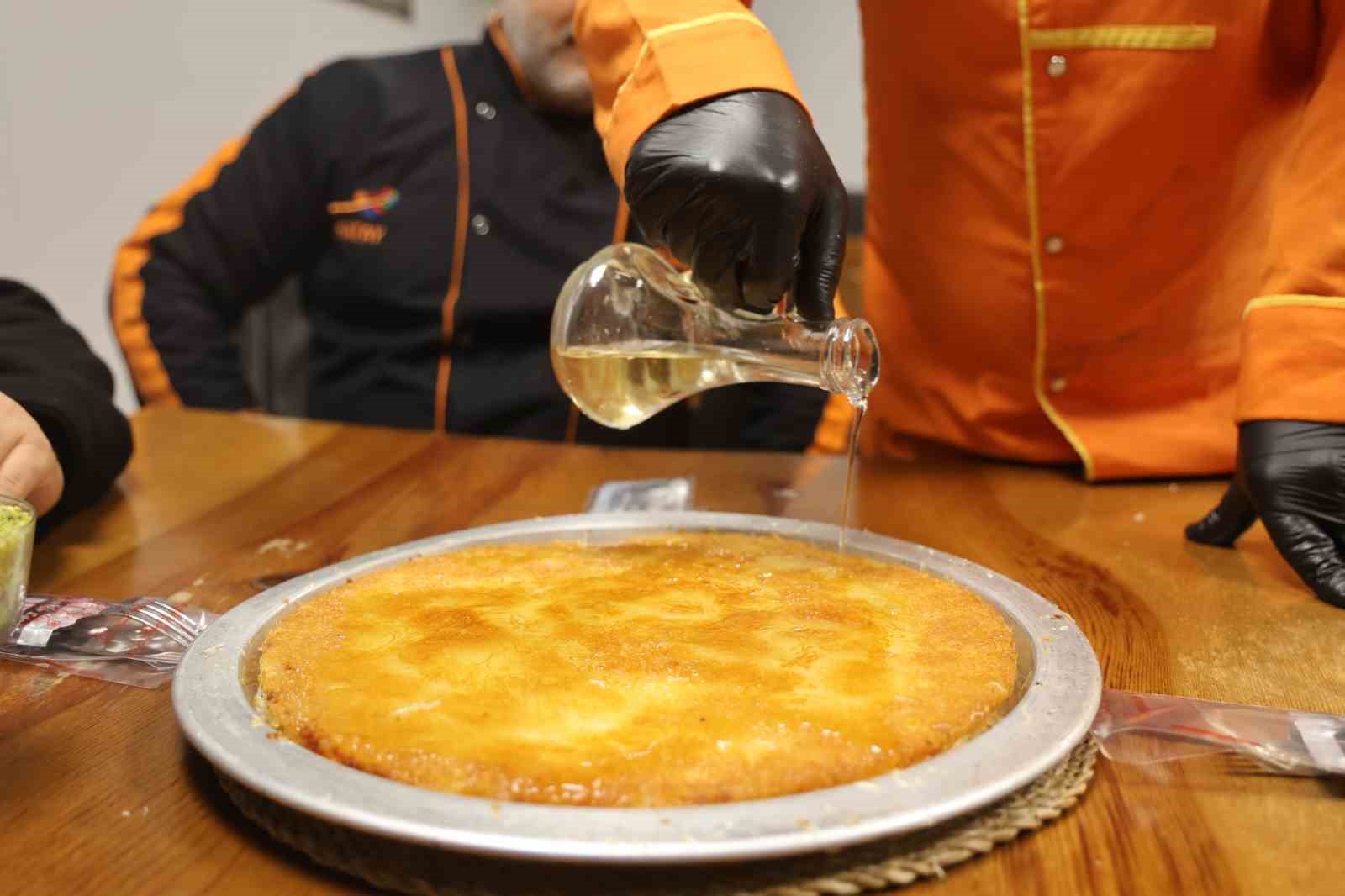 Dünyanın en iyi tatlısı seçilen ‘Antakya Künefesi’ down sendromlu Mehmet’in ellerinde tat buluyor
Dünyanın en iyi tatlısı seçilen ‘Antakya Künefesi’ down sendromlu Mehmet’in ellerinde tat buluyor