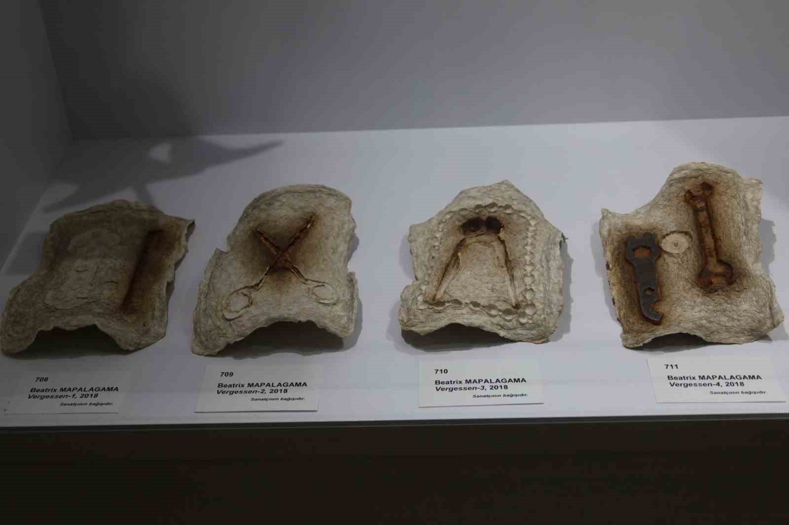 Dünyanın en küçük kitabı ve en hafif kâğıdı EÜ’de sergileniyor
Dünyanın en küçük kitabı ve en hafif kâğıdı EÜ’de sergileniyor