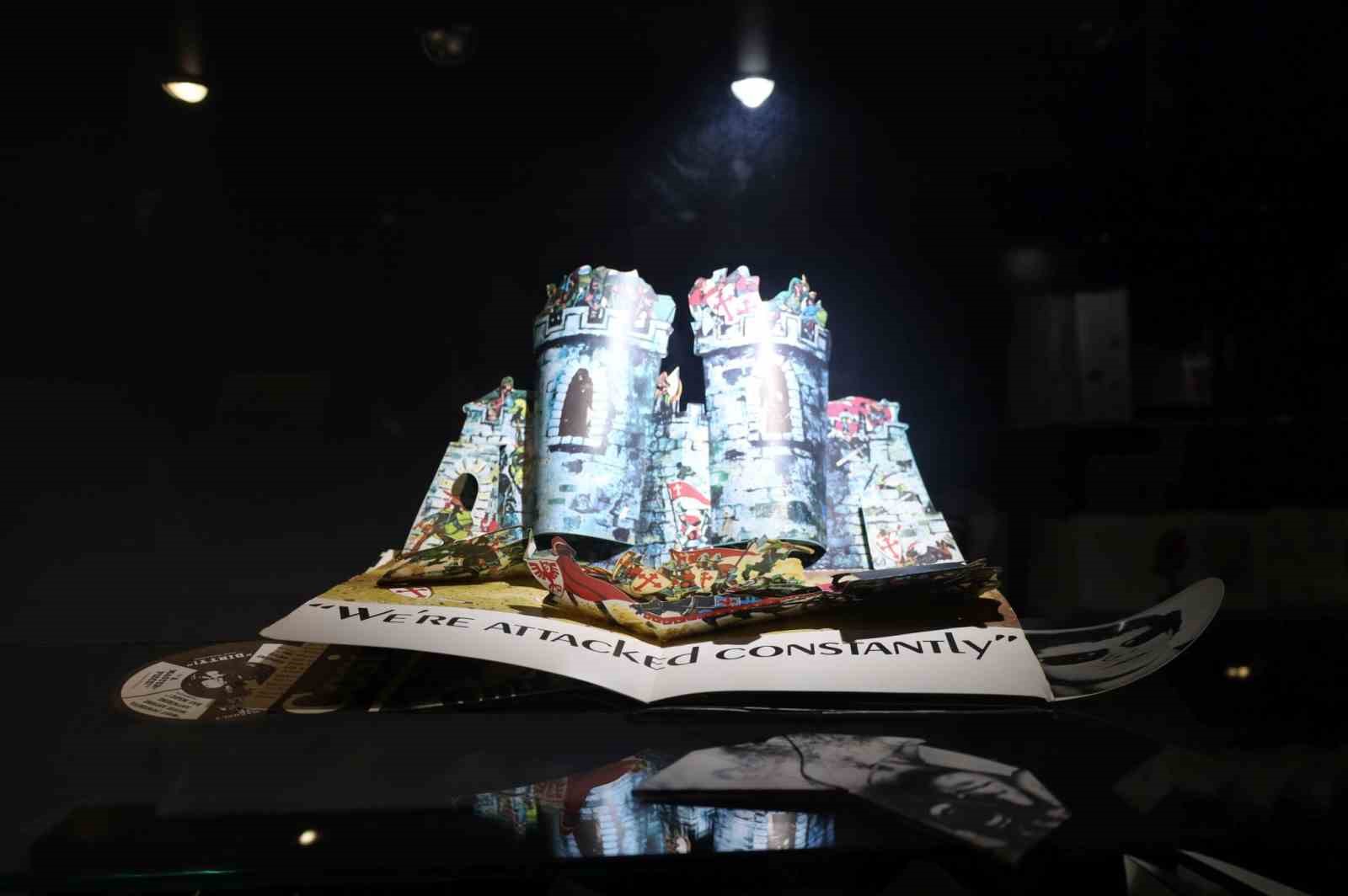 Dünyanın en küçük kitabı ve en hafif kâğıdı EÜ’de sergileniyor
Dünyanın en küçük kitabı ve en hafif kâğıdı EÜ’de sergileniyor