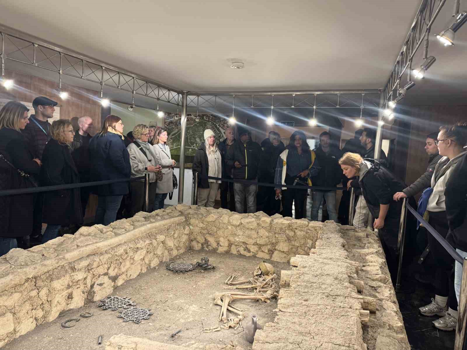 Dünyanın farklı ülkelerinden gelen turizm acente temsilcileri, Çorum’un tarihi mekanlarını gezdi
