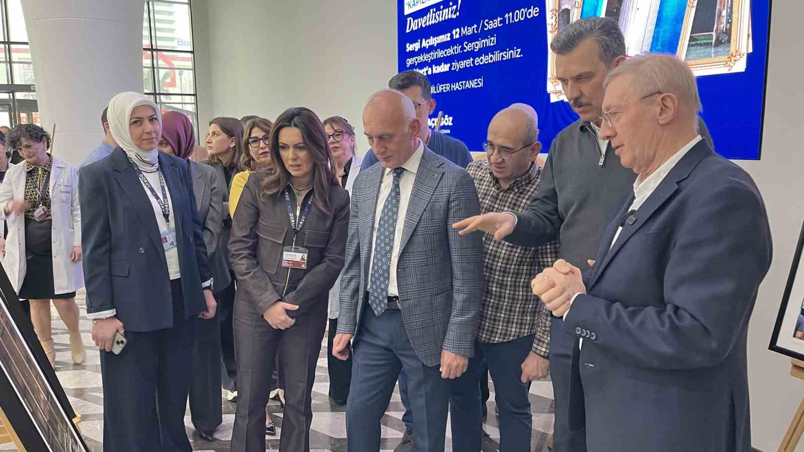 Dünyanın kapıları Bursa’daki hastanenin koridoruna açıldı
