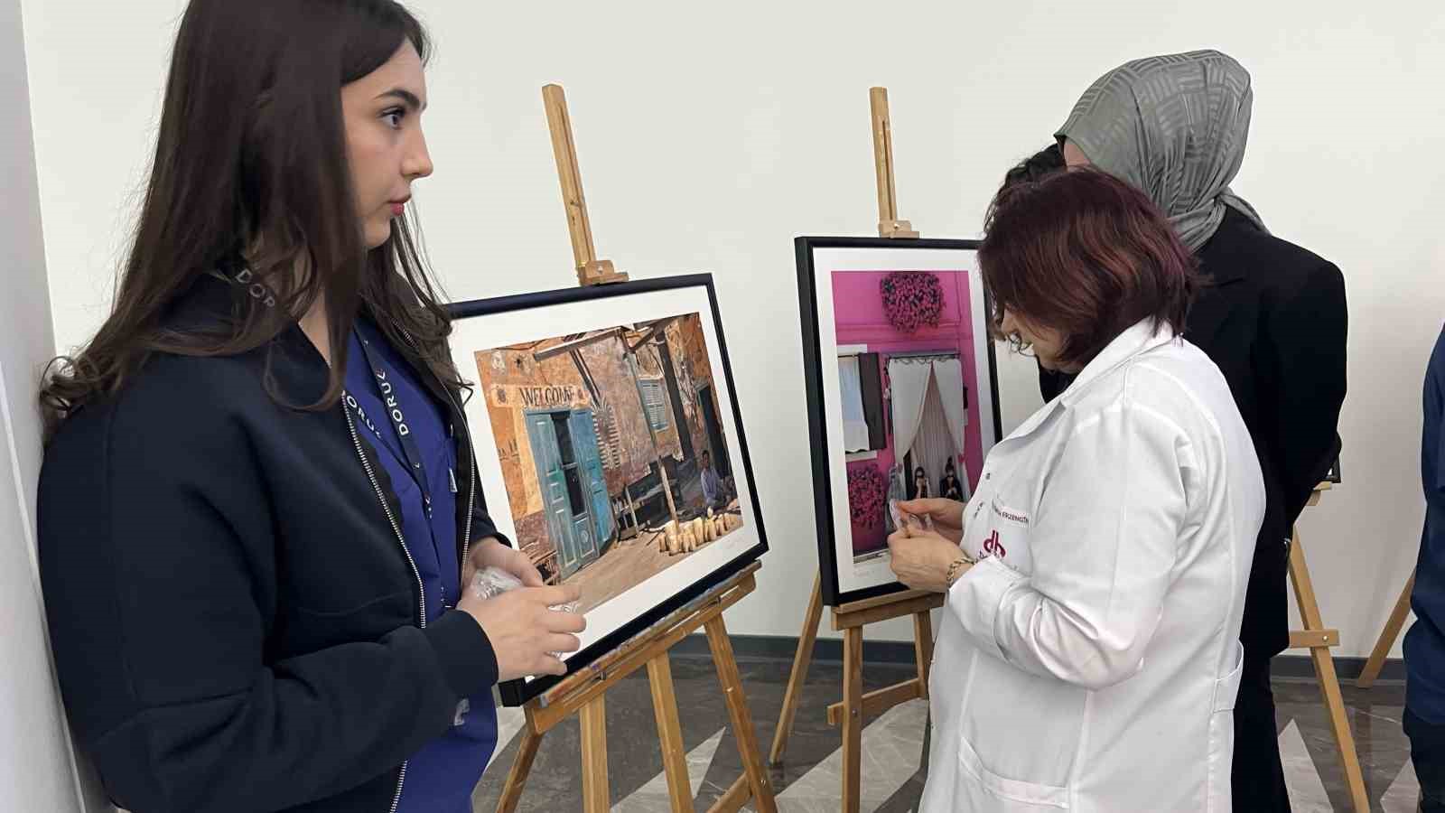 Dünyanın kapıları Bursa’daki hastanenin koridoruna açıldı
