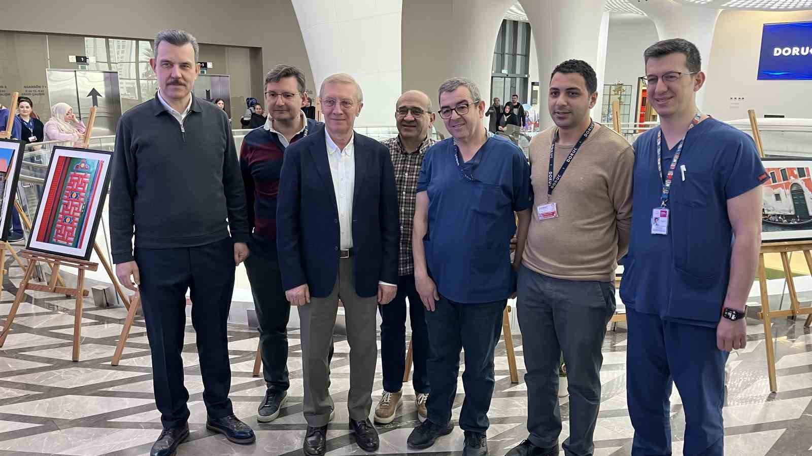 Dünyanın kapıları Bursa’daki hastanenin koridoruna açıldı
