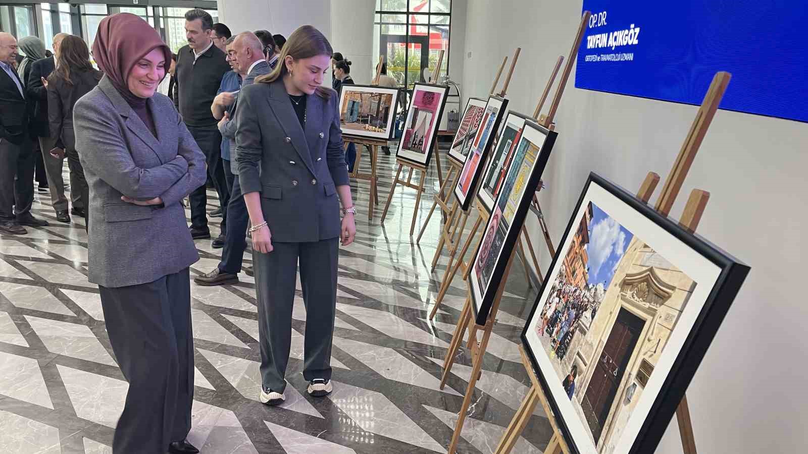 Dünyanın kapıları Bursa’daki hastanenin koridoruna açıldı
