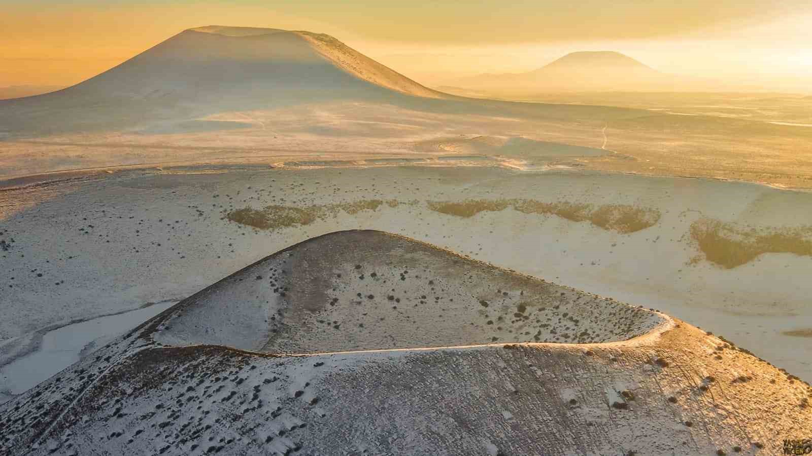 Dünyanın nazar boncuğu Meke Gölü’nde karlı gün batımı manzarası
