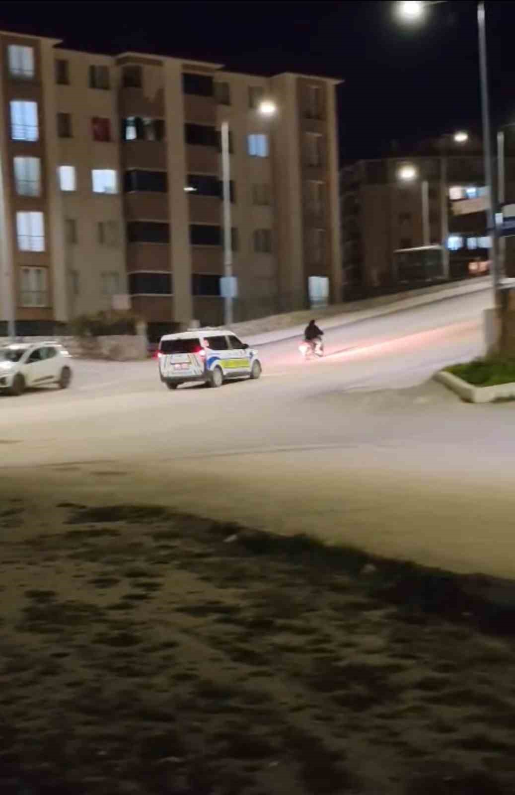 ’Dur’ ihtarına uymayan motosikletli böyle kaçtı
