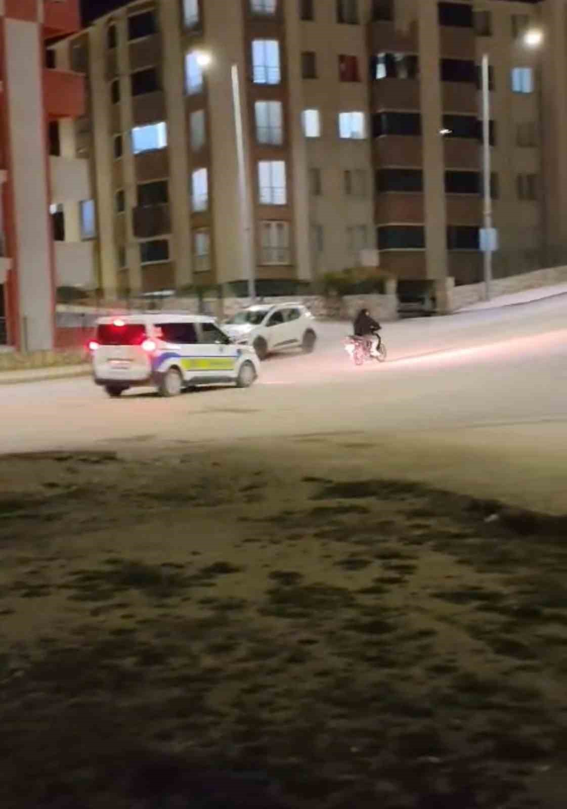 ’Dur’ ihtarına uymayan motosikletli böyle kaçtı

