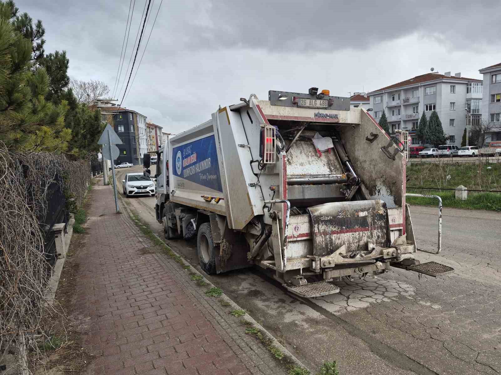 ’Dur’ levhasına uymayan otomobil, çöp kamyonuna çarptı: 1 yaralı
