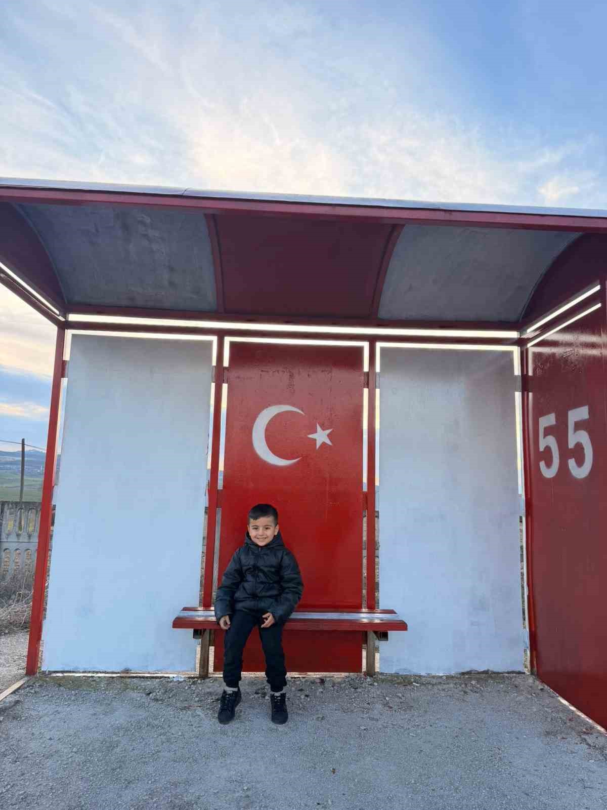 Duraklara kırmızı-beyaz dokunuş
