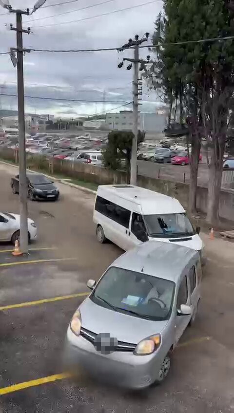 Durdurulan minibüste 20 düzensiz göçmen yakalandı: 2 tutuklama
