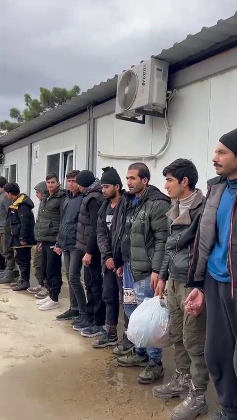 Durdurulan minibüste 20 düzensiz göçmen yakalandı: 2 tutuklama
