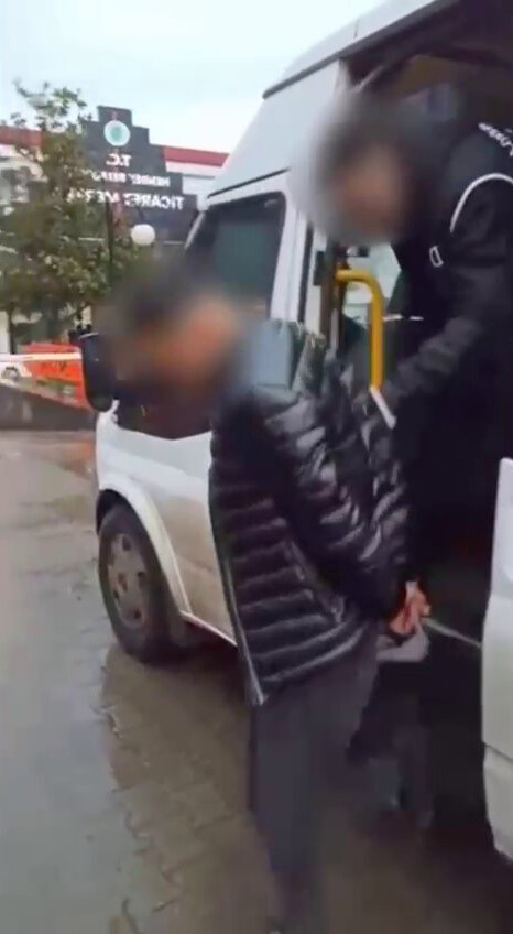 Durdurulan minibüste 20 düzensiz göçmen yakalandı: 2 tutuklama
