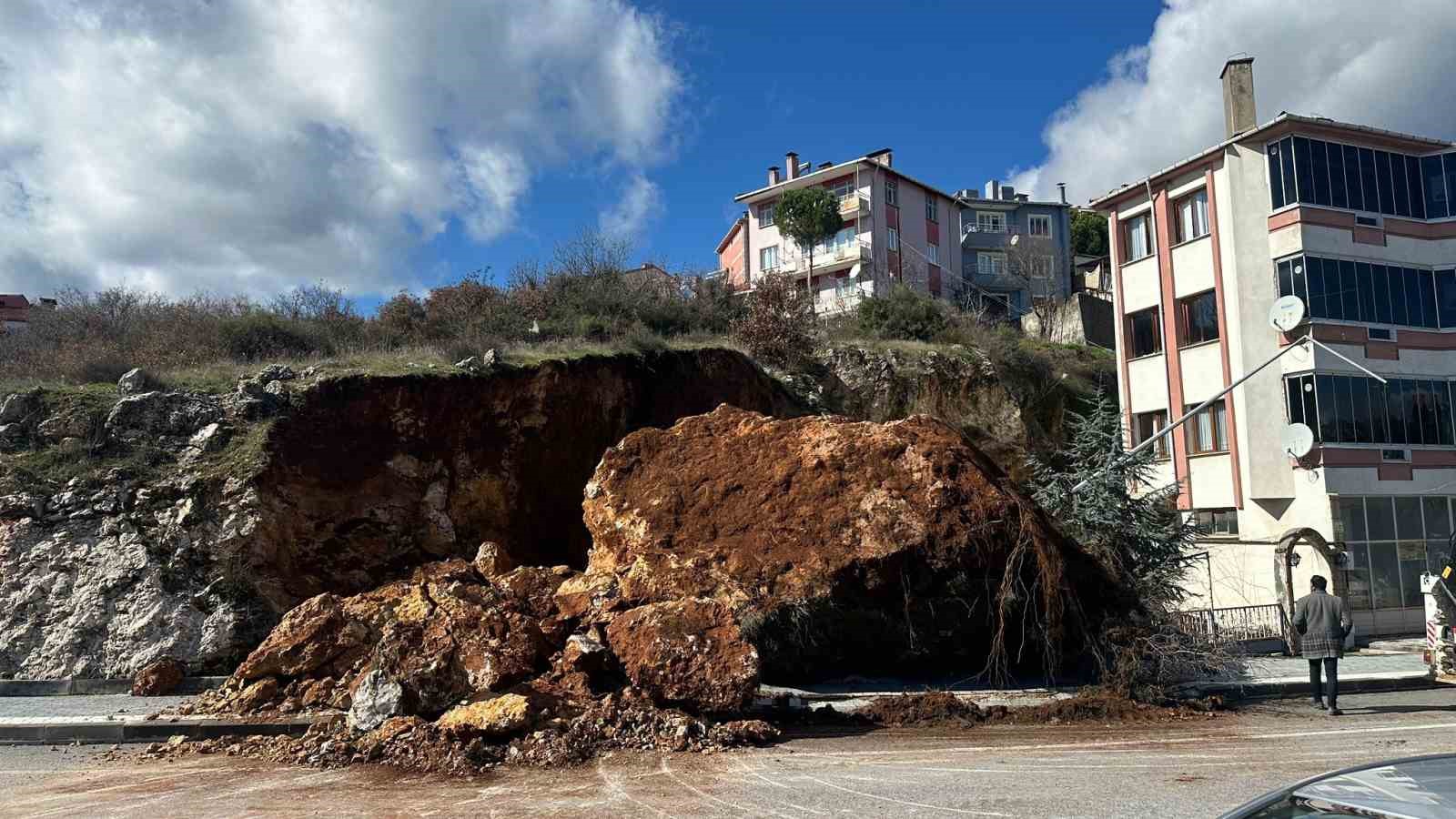 Dursunbey’de dev kaya yola düştü
