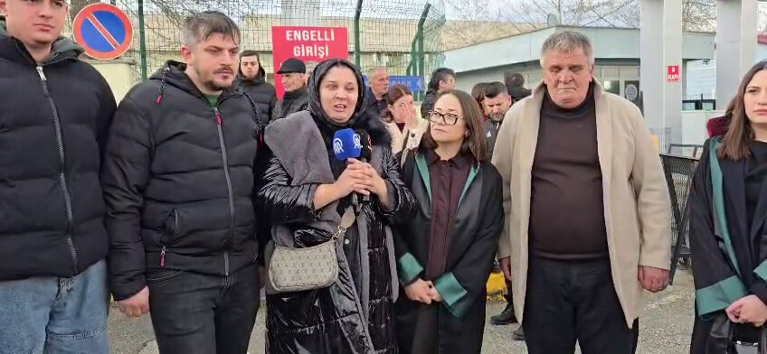 Duruşma sonrası aile konuştu: "Kardeşim yerinde rahat yatacak"
Duruşma sonrası aile konuştu: "Kardeşim yerinde rahat yatacak"