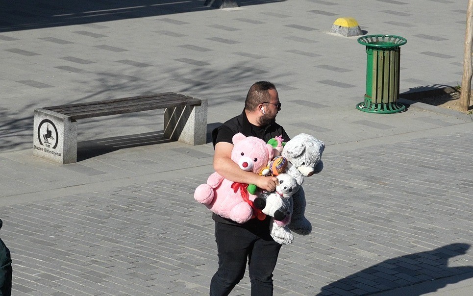 Düşen oyuncakları sahibine ulaştıran çocuklar takdir topladı
