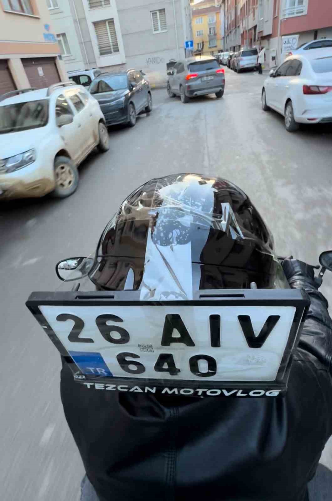 Düşen plakasını kaskına bantlayıp yoluna devam ettim
