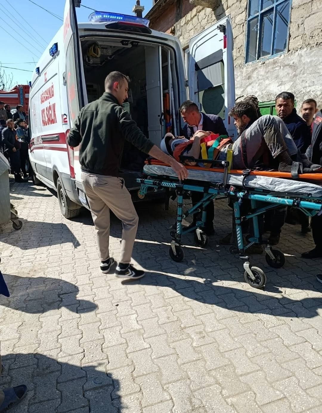 Duvara çarpan kamyonun sürücüsü hava ambulansıyla hastaneye yetiştirildi

