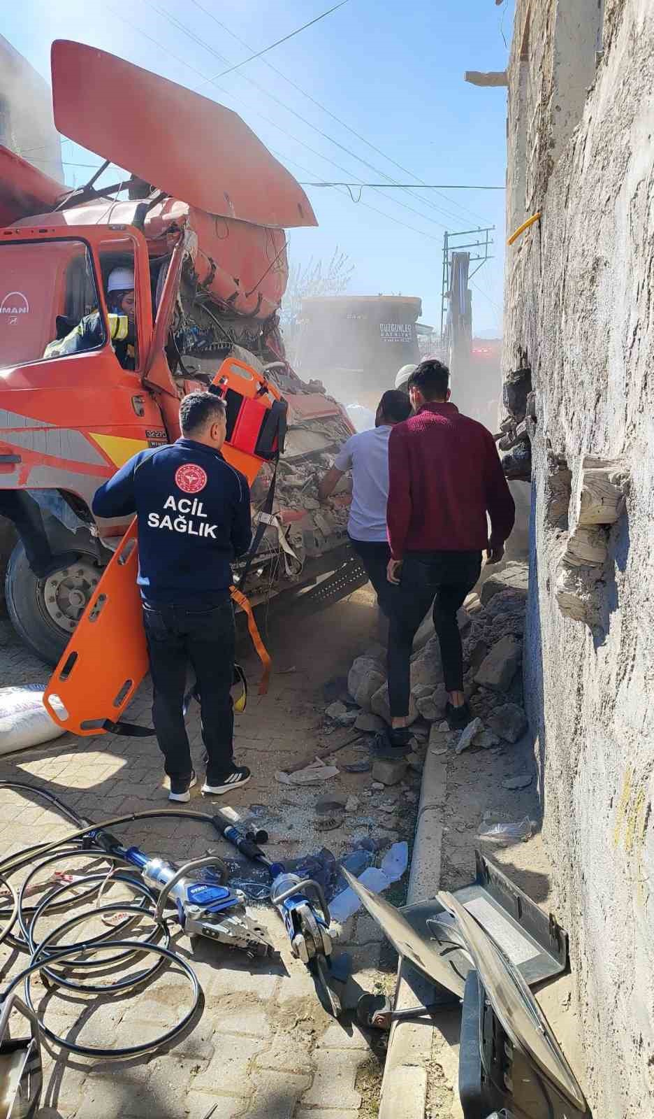 Duvara çarpan kamyonun sürücüsü hava ambulansıyla hastaneye yetiştirildi
