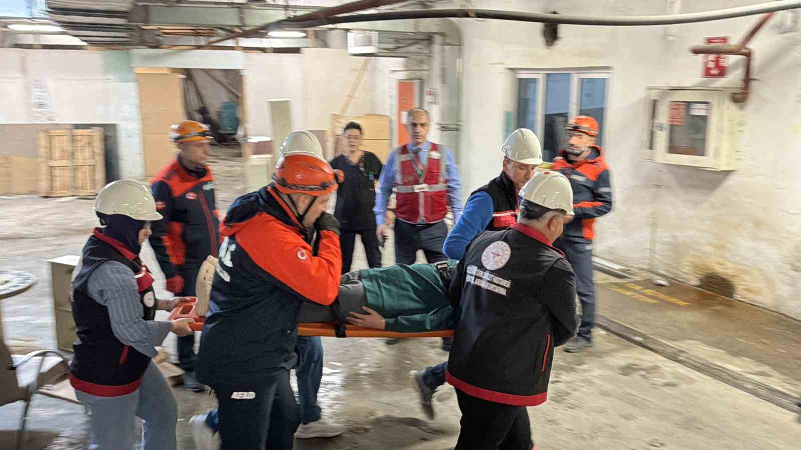 Düzce Atatürk Devlet Hastanesi’nde deprem tatbikatı gerçeği aratmadı
