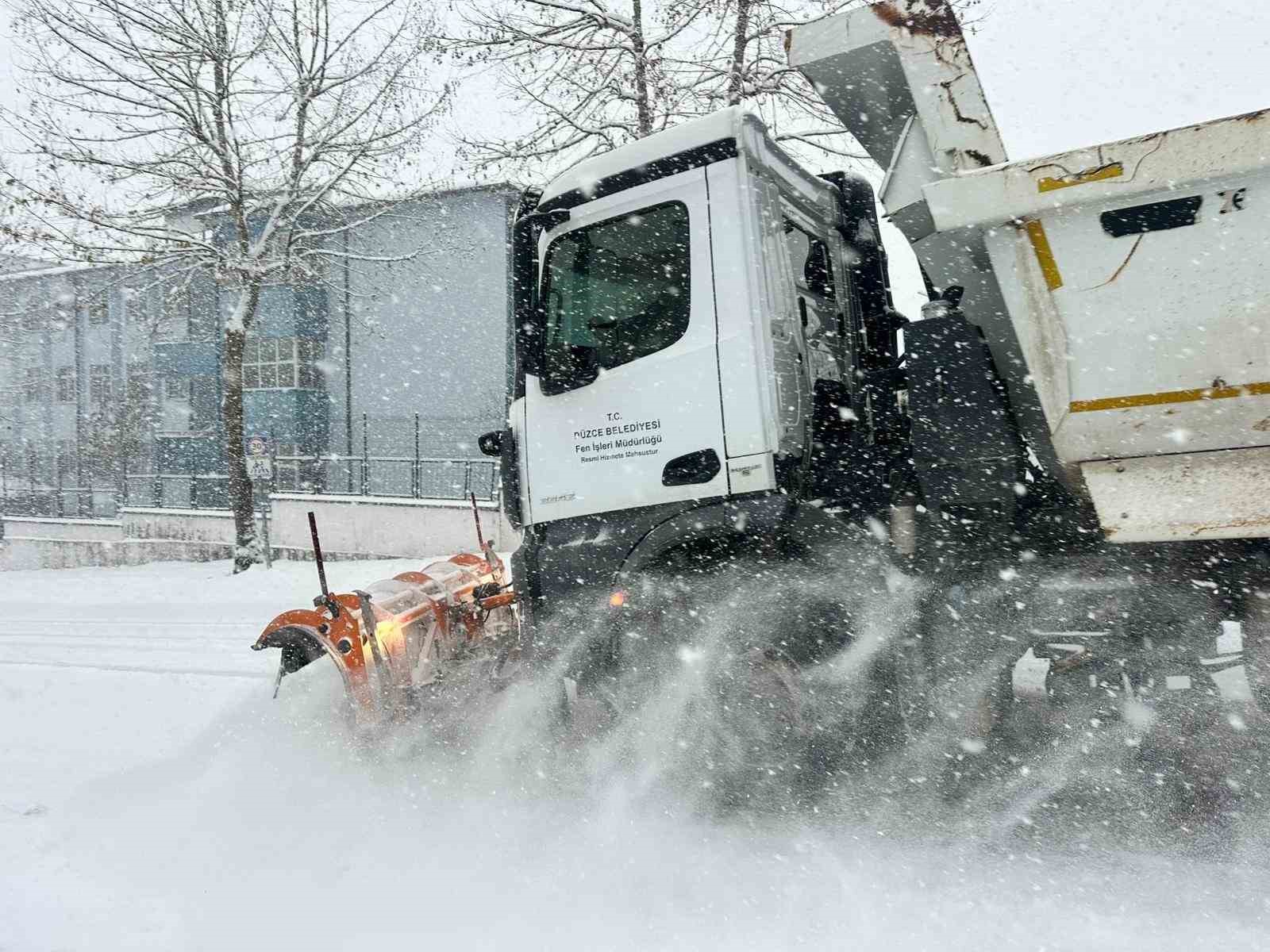 Düzce Belediyesi karla mücadeleyi aralıksız sürdürüyor
