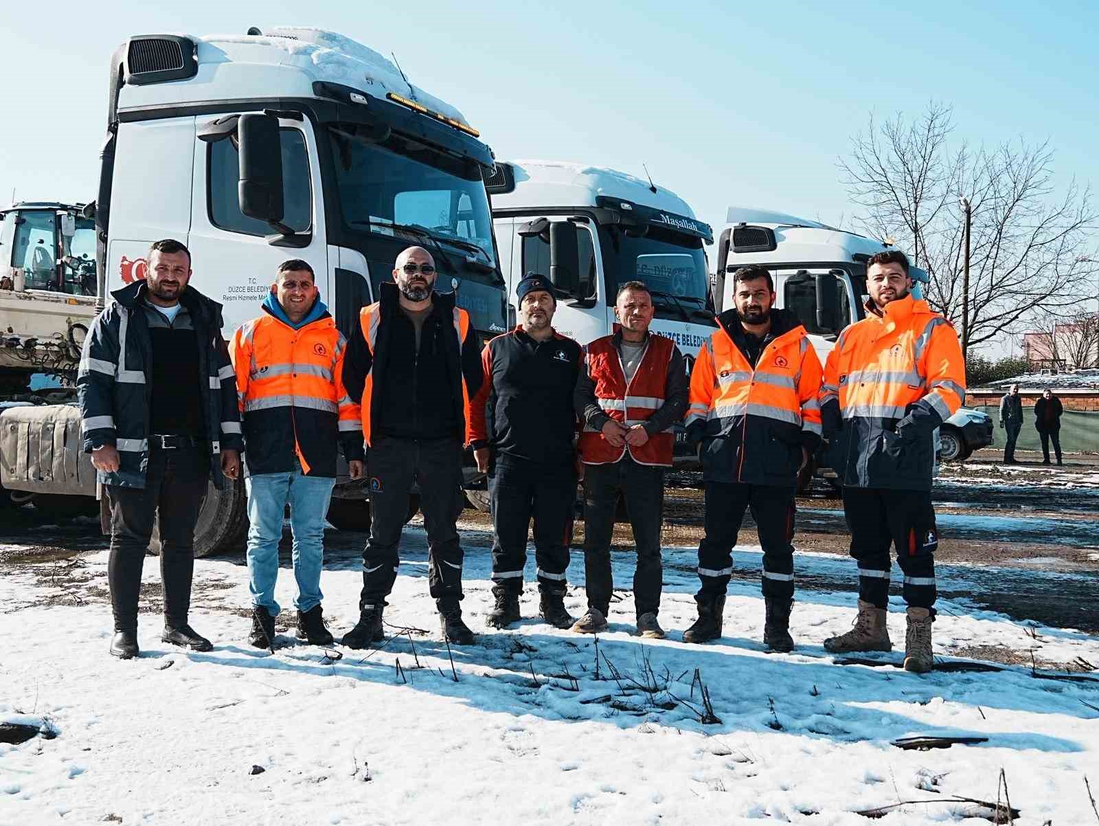 Düzce Belediyesi yolları açık tuttu ulaşım sekteye uğramadı
Düzce Belediyesi yolları açık tuttu ulaşım sekteye uğramadı