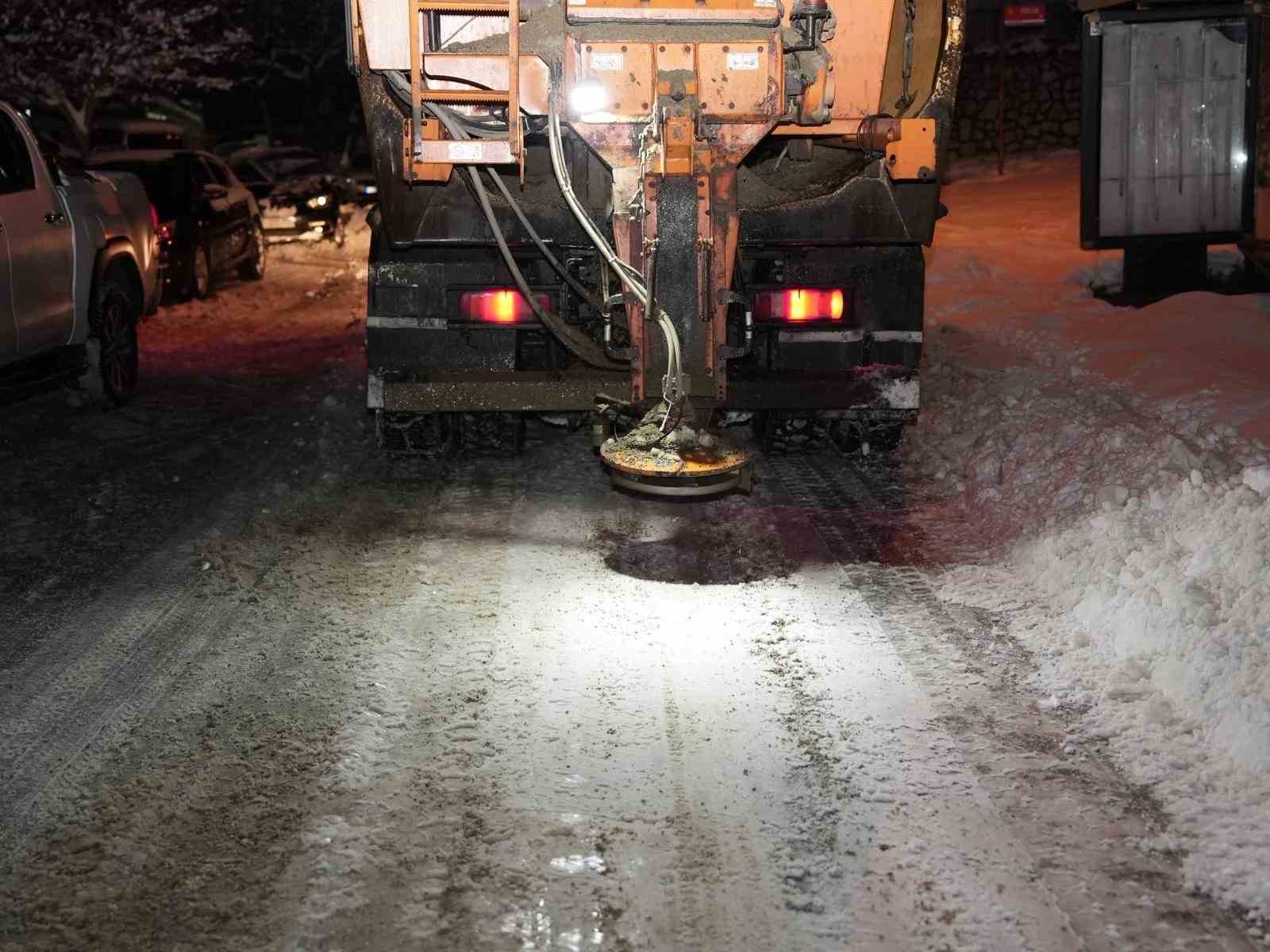 Düzce Belediyesi yolları açık tuttu ulaşım sekteye uğramadı
Düzce Belediyesi yolları açık tuttu ulaşım sekteye uğramadı