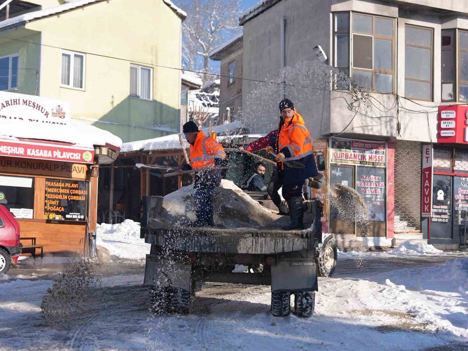 Düzce Belediyesi yolları açık tuttu ulaşım sekteye uğramadı
Düzce Belediyesi yolları açık tuttu ulaşım sekteye uğramadı