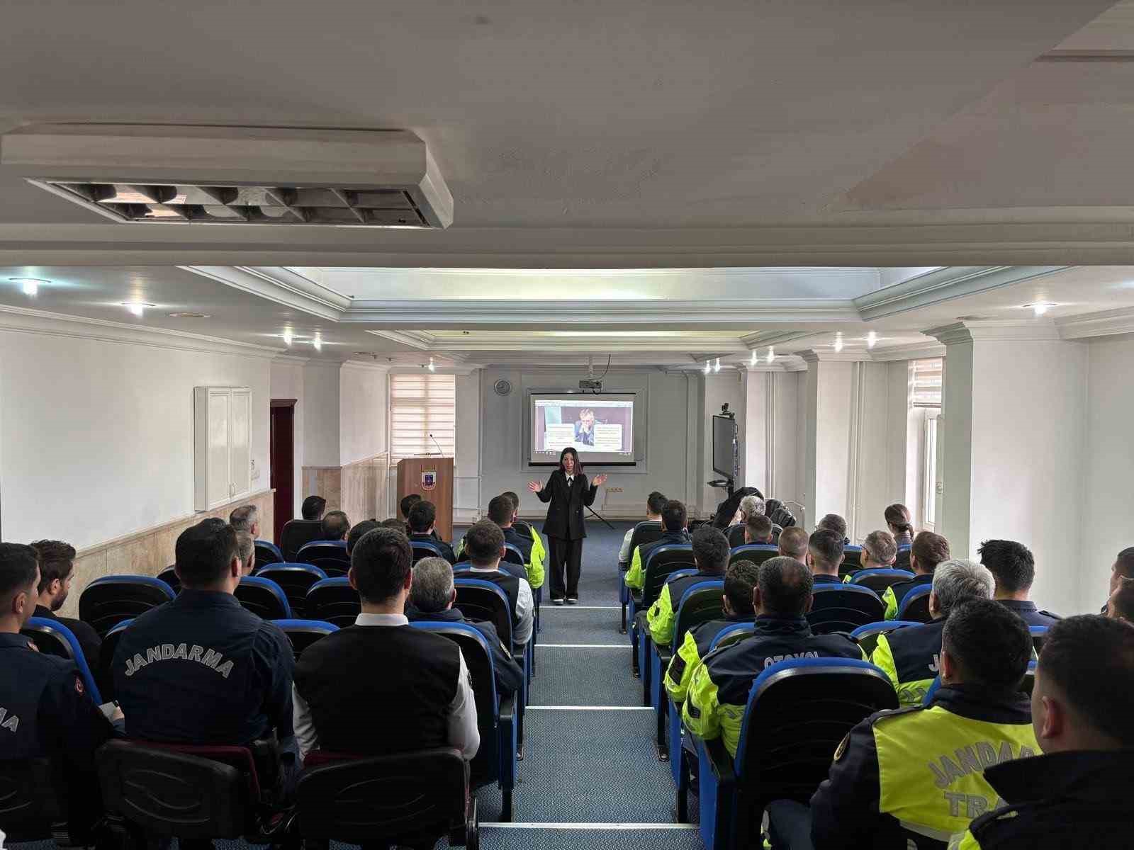 Düzce İl Jandarma Komutanlığında "etkili iletişim" semineri
