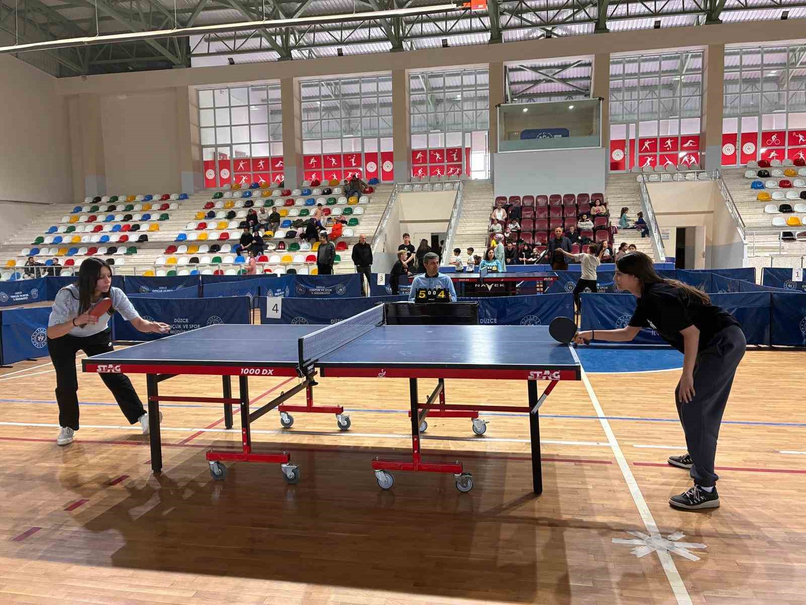 Düzce’de 100 sporcu raket salladı
