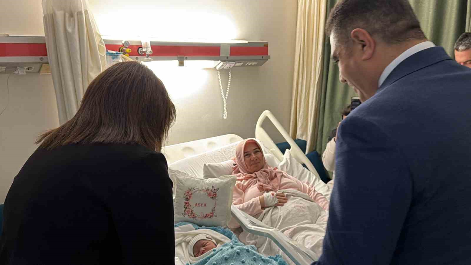 Düzce’de 2025 yılının son bebeği ve yeni yılın ilk bebeği aileleri heyecanlandırdı
