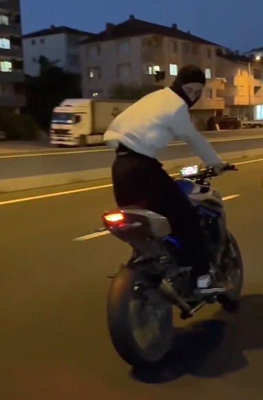 Düzce’de akrobatik hareketler yapan motosikletli "aday sürücü" çıktı
